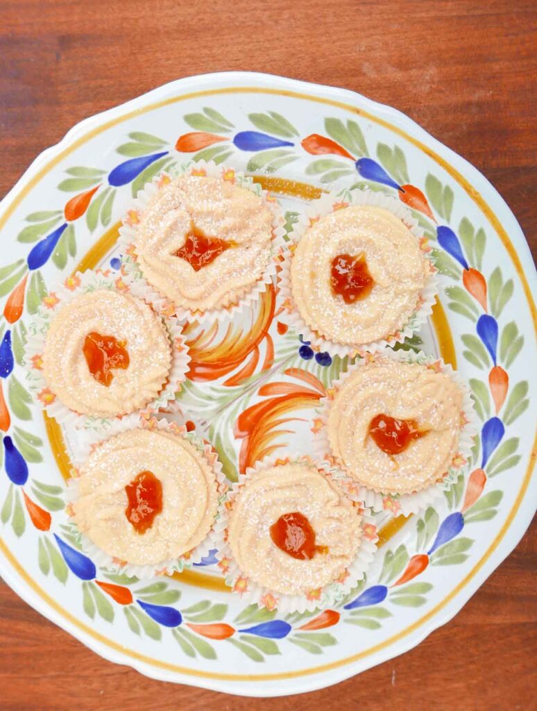 Swiss tarts on a Mediterranean plate. Crumbly shortcake with jam , sprinkled with icing sugar.