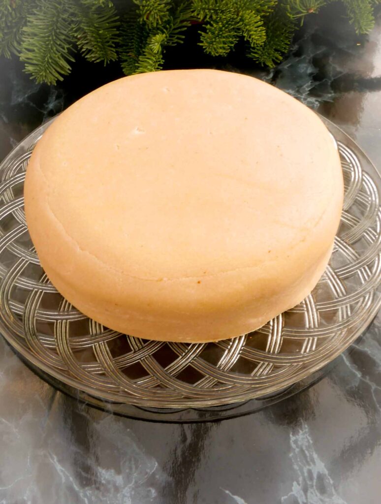  como marzipan um bolo de Natal-o bolo acabado pronto para ser gelado.